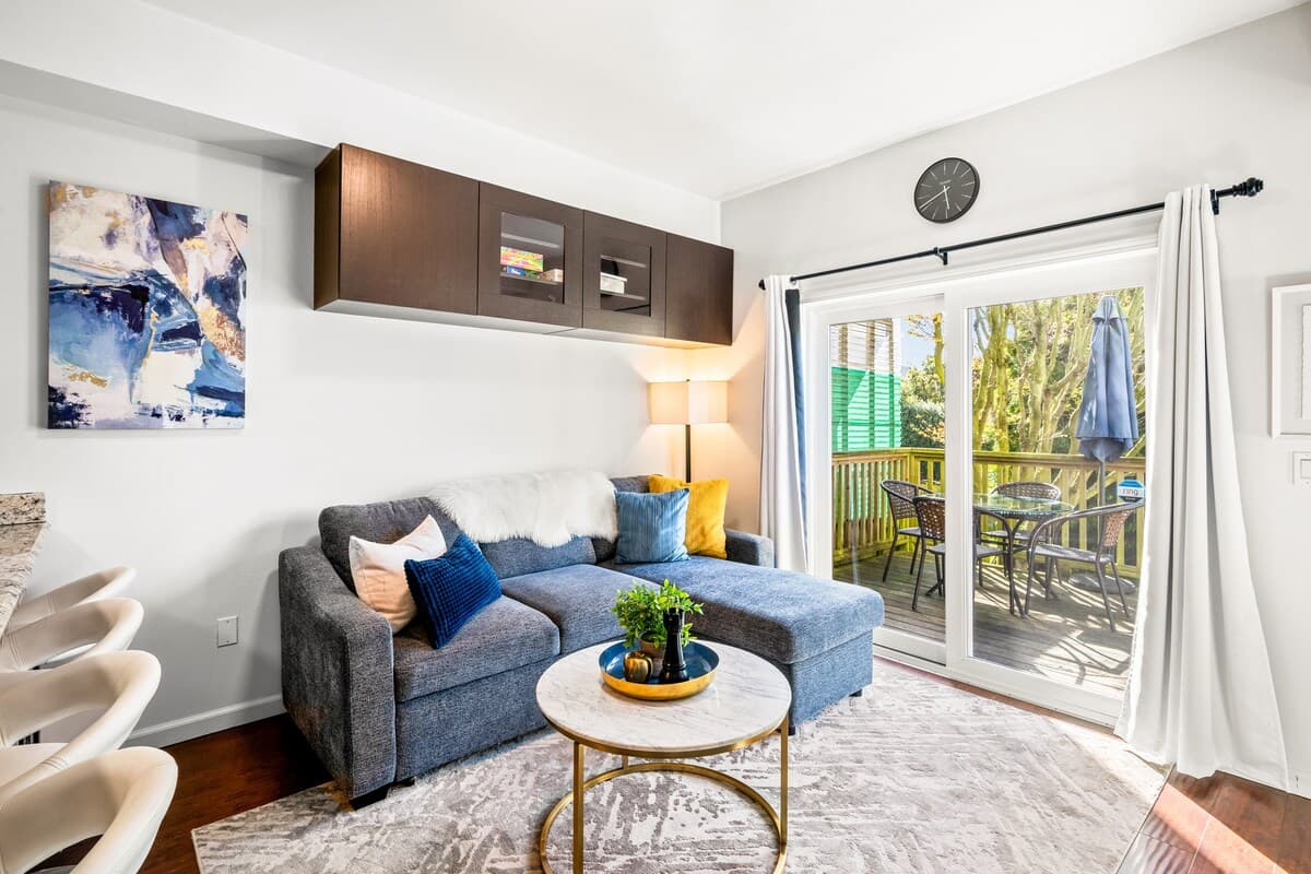 Cheerful and Cozy 2+ Bed Apartment with Patio - Photo 3