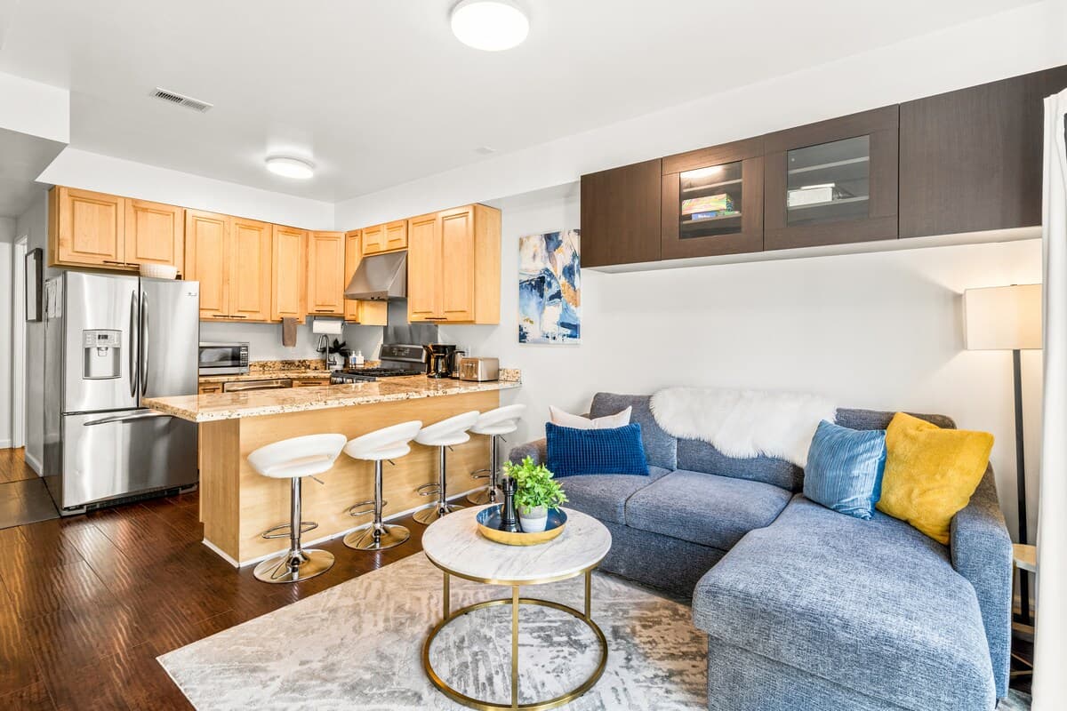 Cheerful and Cozy 2+ Bed Apartment with Patio - Photo 4