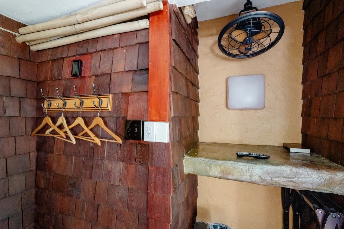 Nature lodge in Volcano · ★4.86 · 1 bedroom · 1 bed · 1 private bath - Image 8
