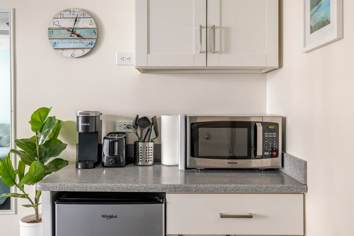 Condo in Honolulu · ★4.89 · Studio · 1 bed · 1 private bath - Photo 5