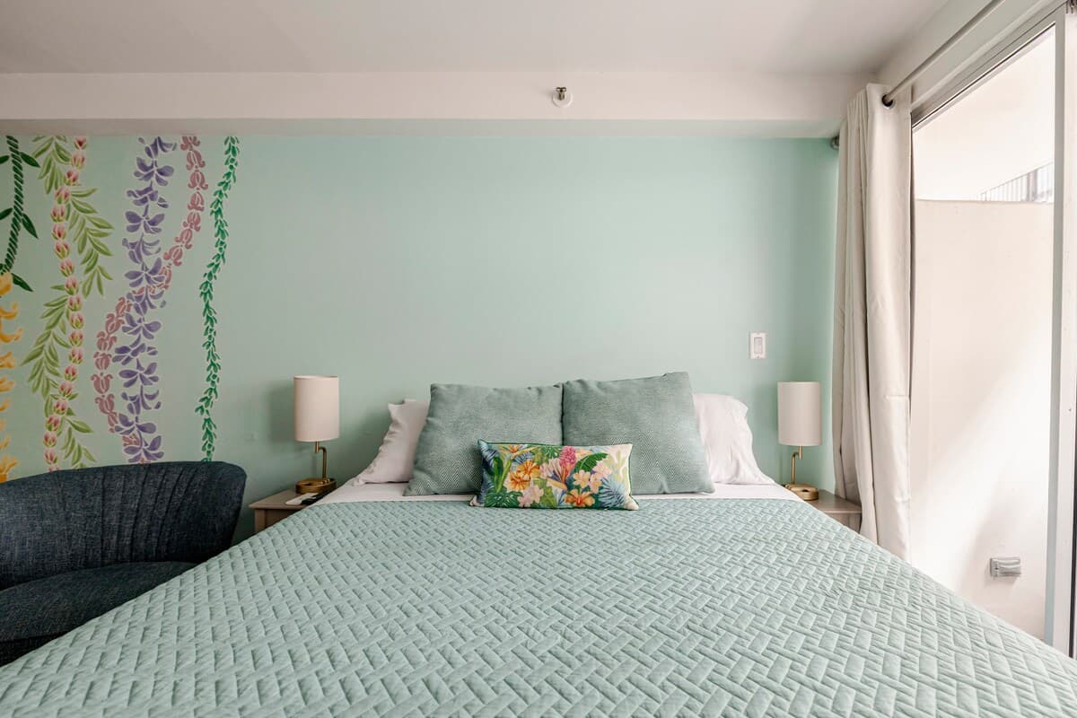 Condo in Honolulu · ★4.89 · Studio · 1 bed · 1 private bath - Photo 4