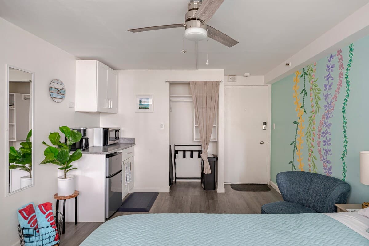 Condo in Honolulu · ★4.89 · Studio · 1 bed · 1 private bath - Photo 2