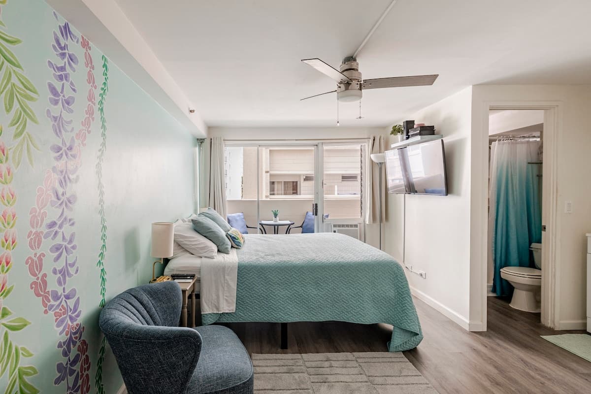 Condo in Honolulu · ★4.89 · Studio · 1 bed · 1 private bath - Photo 1