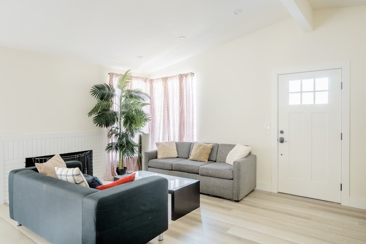 Private Entrance & Bath, Steps to Caltrain - Photo 3