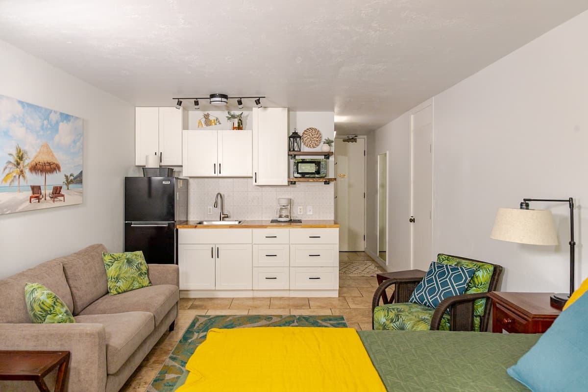 Condo in Kailua-Kona · ★4.87 · Studio · 2 beds · 1 private bath - Photo 4