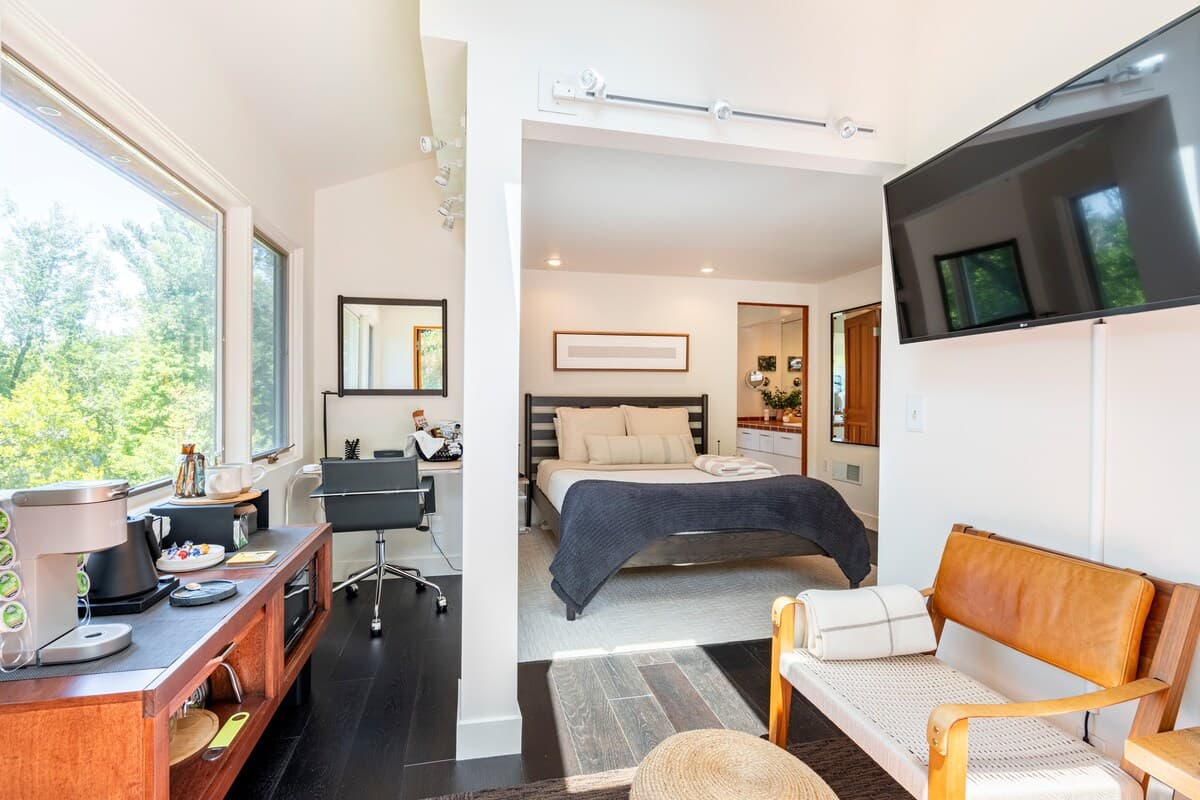 Private guest suite w/large deck & private entry - Photo 2