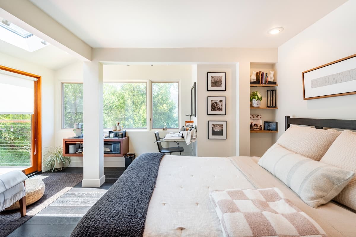 Private guest suite w/large deck & private entry - Photo 1