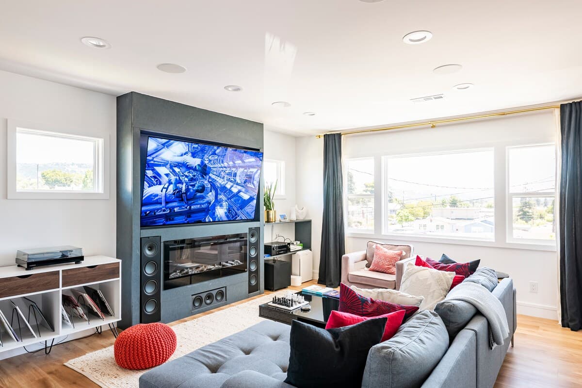 New Stylish Home w/ Hot Tub, Projector & Firepit - Photo 3
