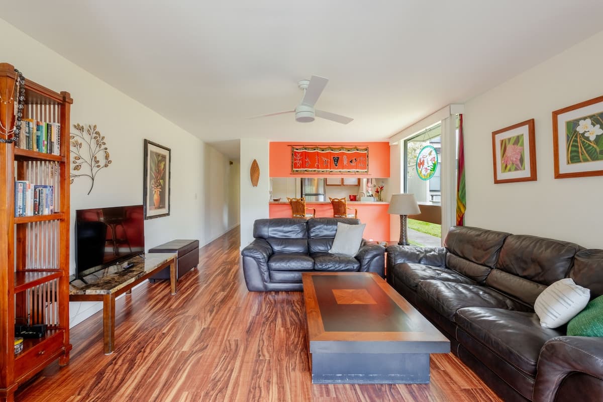 Ideal Location, in Town, Clean and Convenient - Photo 4