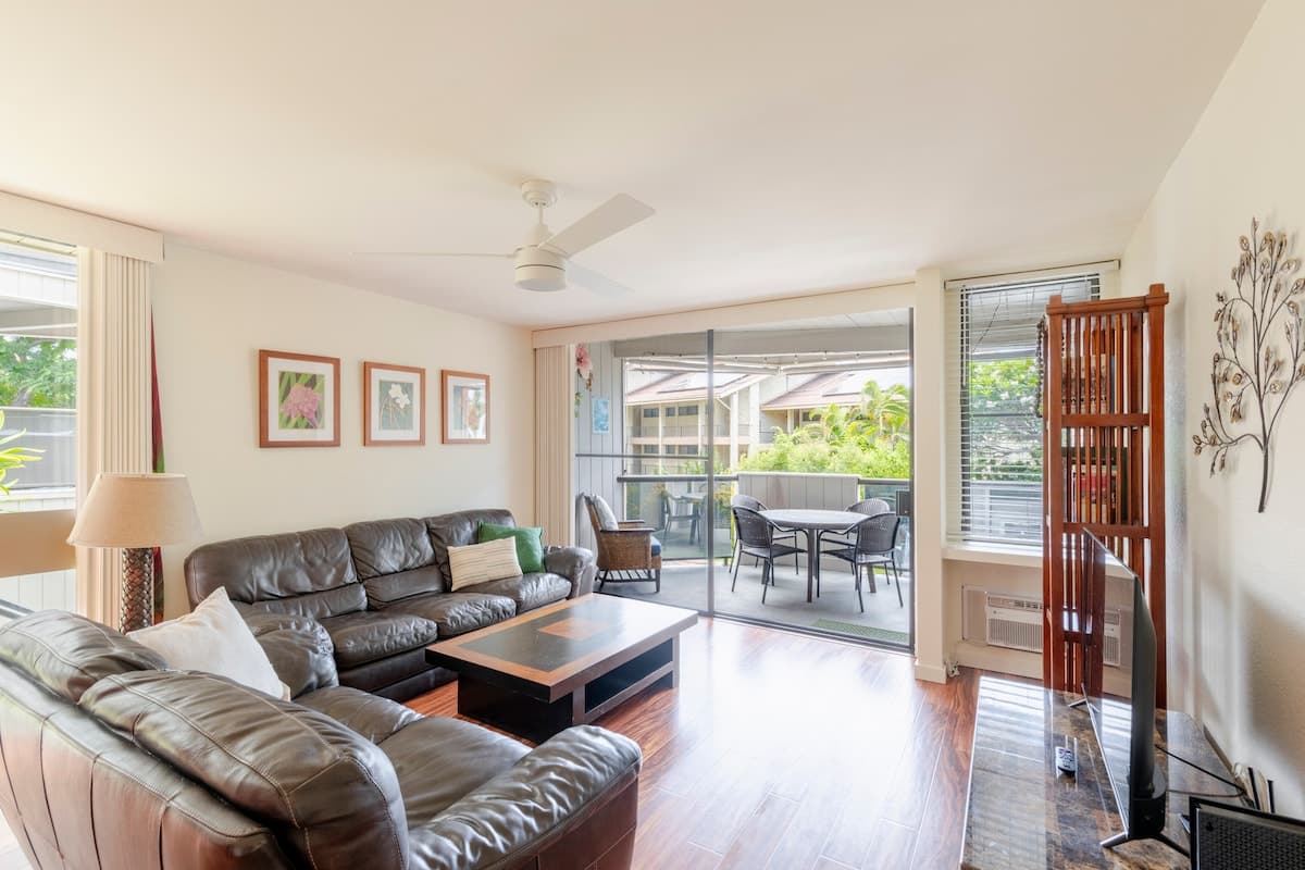 Ideal Location, in Town, Clean and Convenient - Photo 2
