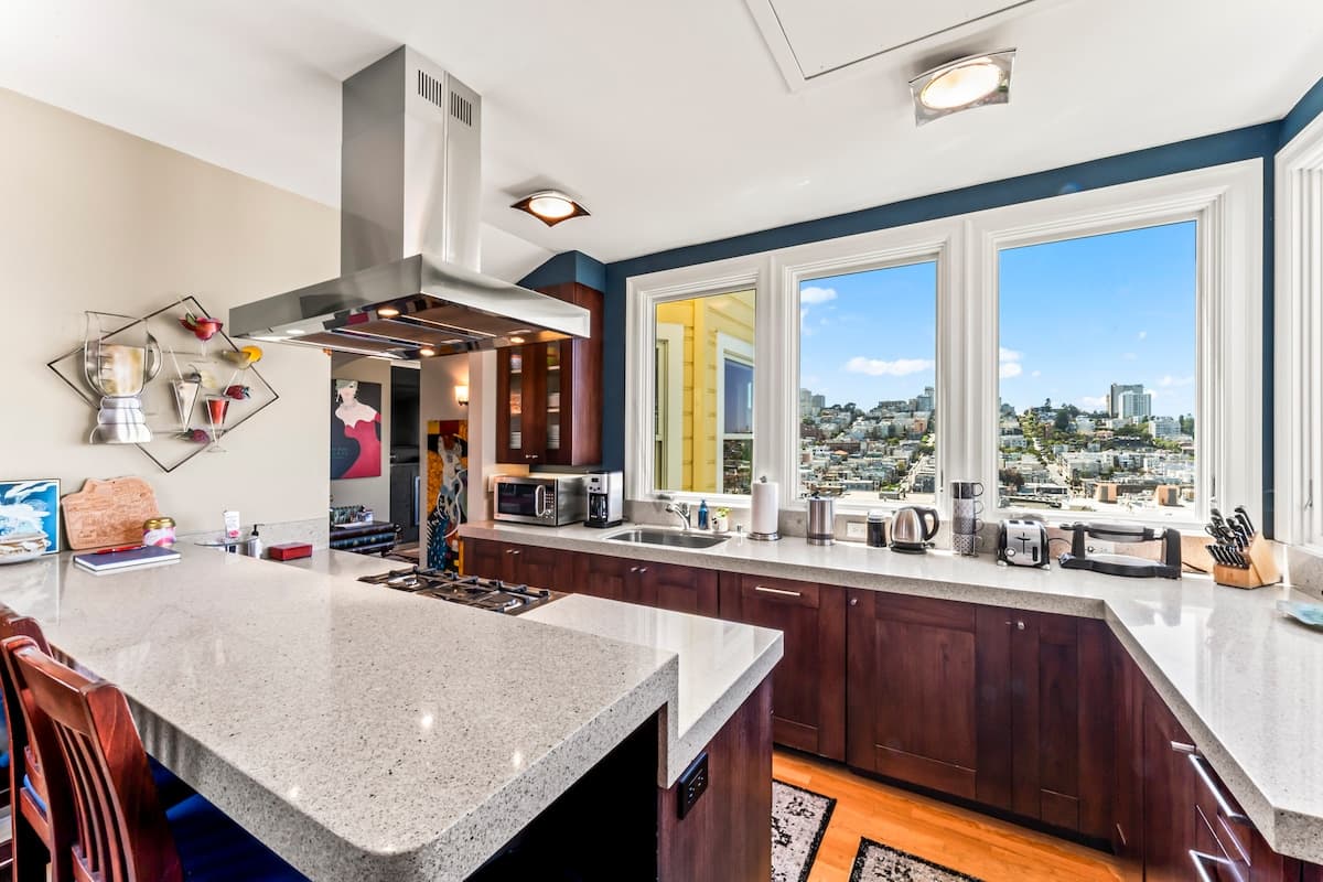 Private 2BR with 1000ft² Rooftop & 360 Views - Photo 1