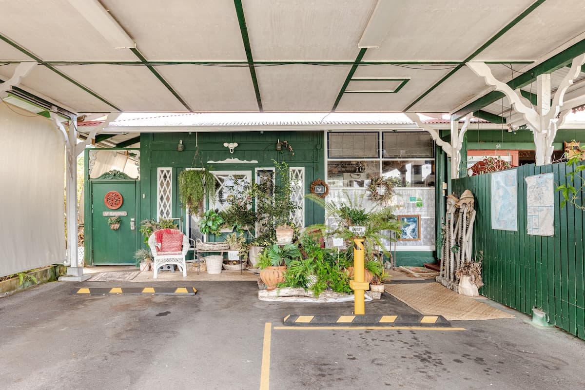 Guesthouse in Hilo · ★4.91 · 1 bedroom · 1 bed · 1.5 baths - Photo 1