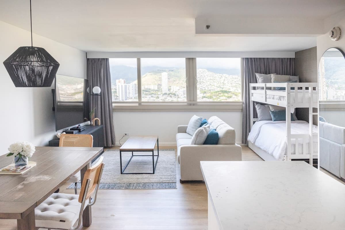 Modern Paradise Retreat in Waikiki - Photo 1