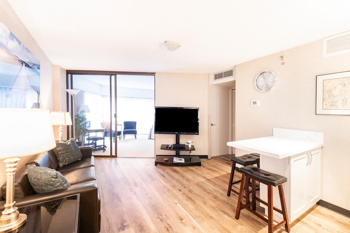 Condo in Honolulu · ★4.9 · 1 bedroom · 2 beds · 1 private bath - Photo 4