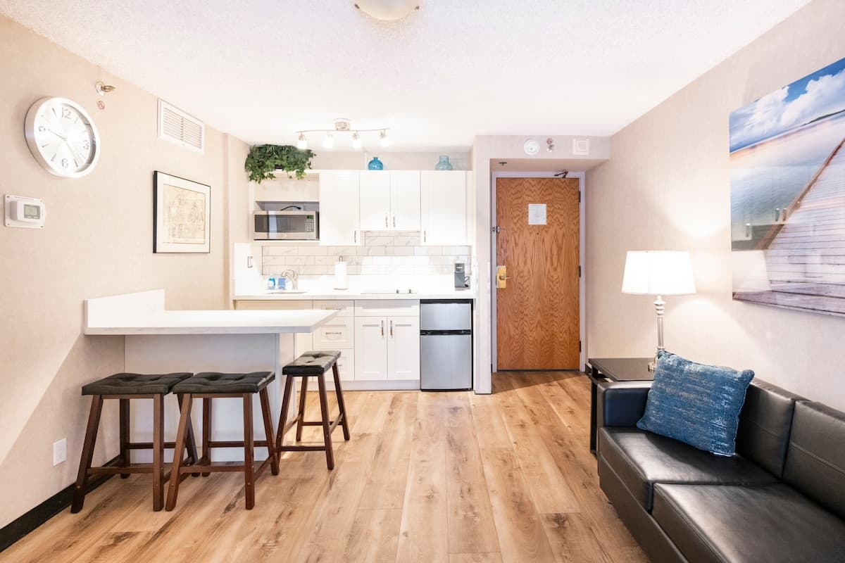 Condo in Honolulu · ★4.9 · 1 bedroom · 2 beds · 1 private bath - Photo 5