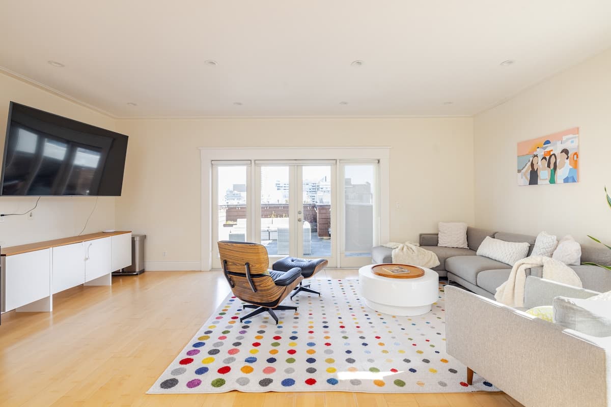 Spacious 4500 Sq Ft Home with Rooftop Deck - Photo 5