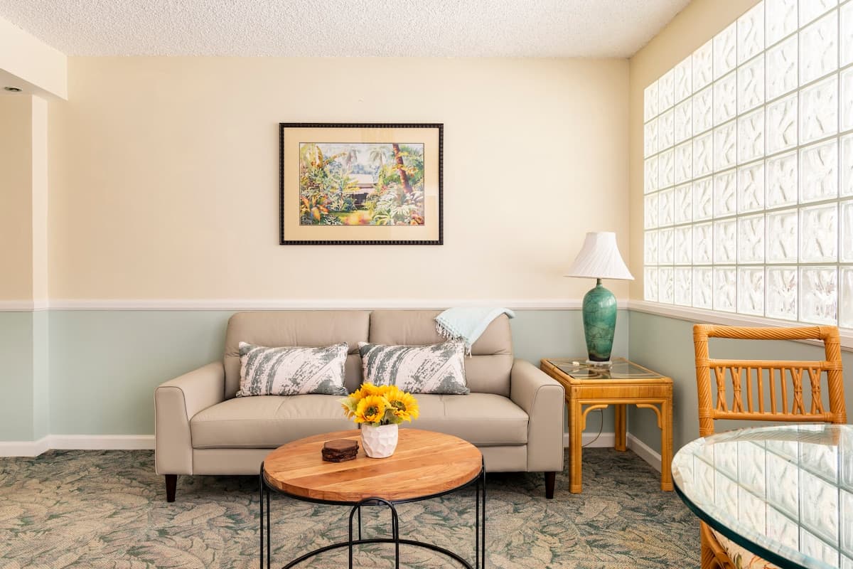 Spacious Downtown 1-Bedroom Condo - FREE Parking - Photo 2