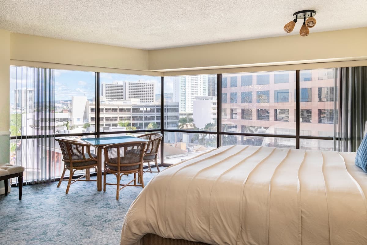 Spacious Downtown 1-Bedroom Condo - FREE Parking - Photo 1
