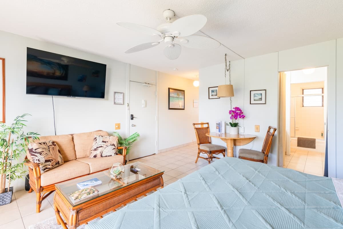 Condo in Kailua-Kona · ★4.65 · Studio · 1 bed · 1 bath - Photo 1