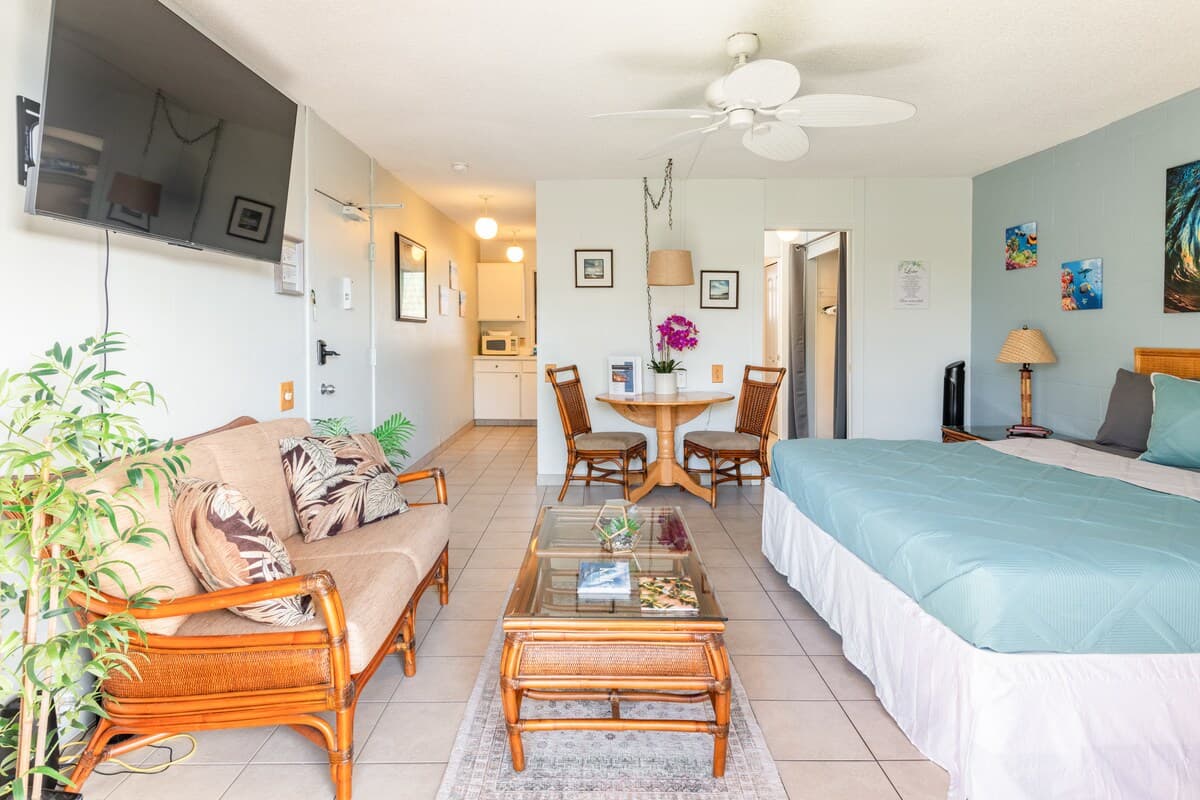 Condo in Kailua-Kona · ★4.65 · Studio · 1 bed · 1 bath - Photo 2