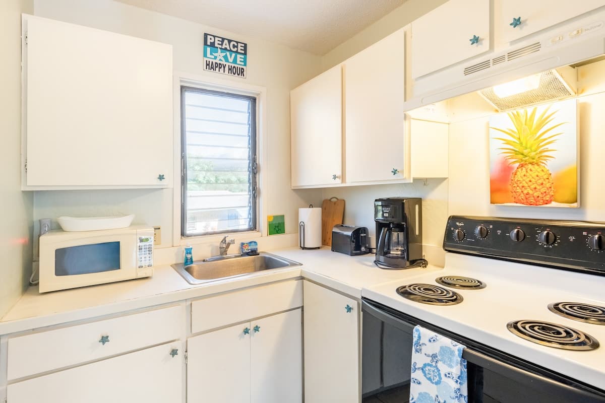 Condo in Kailua-Kona · ★4.65 · Studio · 1 bed · 1 bath - Photo 3