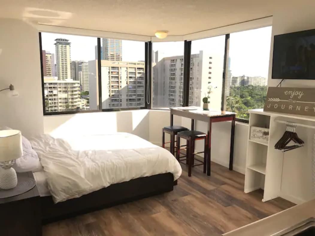 Condo in Honolulu · ★4.68 · Studio · 1 bed · 1 shared bath - Photo 3