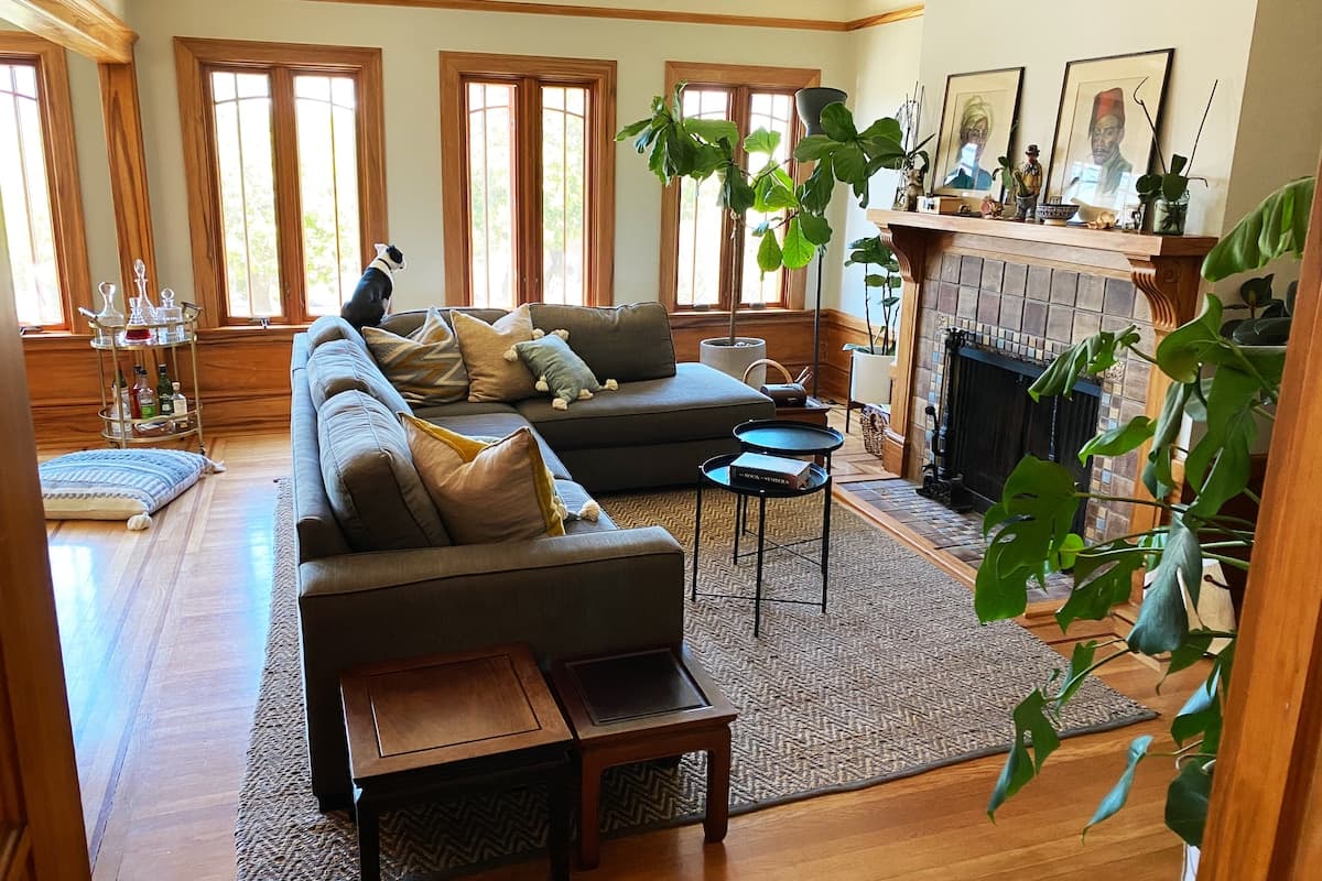 Spacious Modern Home with Fireplace & Free Parking - Photo 1