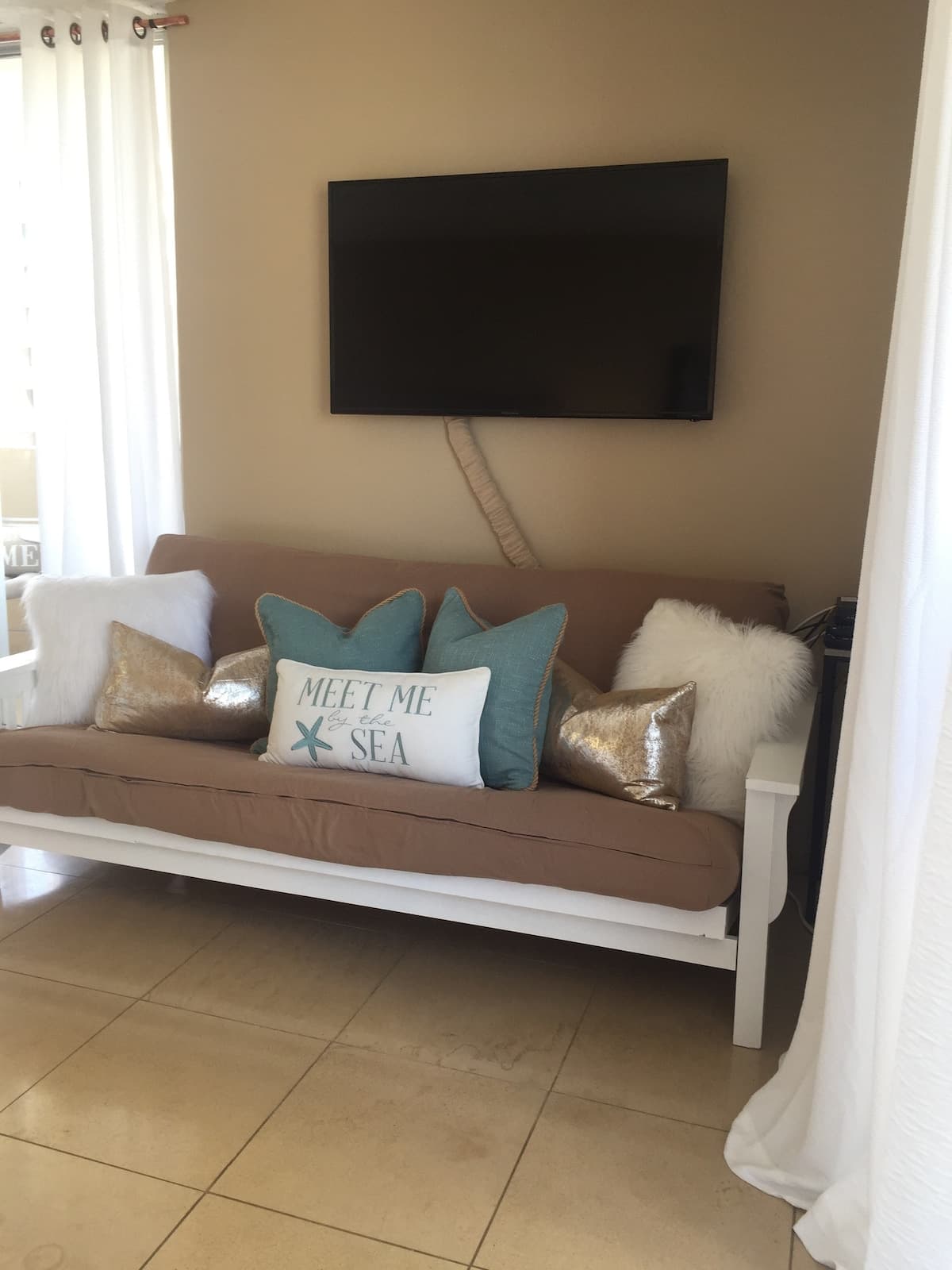 Condo in Honolulu · ★4.79 · Studio · 1 bed · 1 shared bath - Photo 5