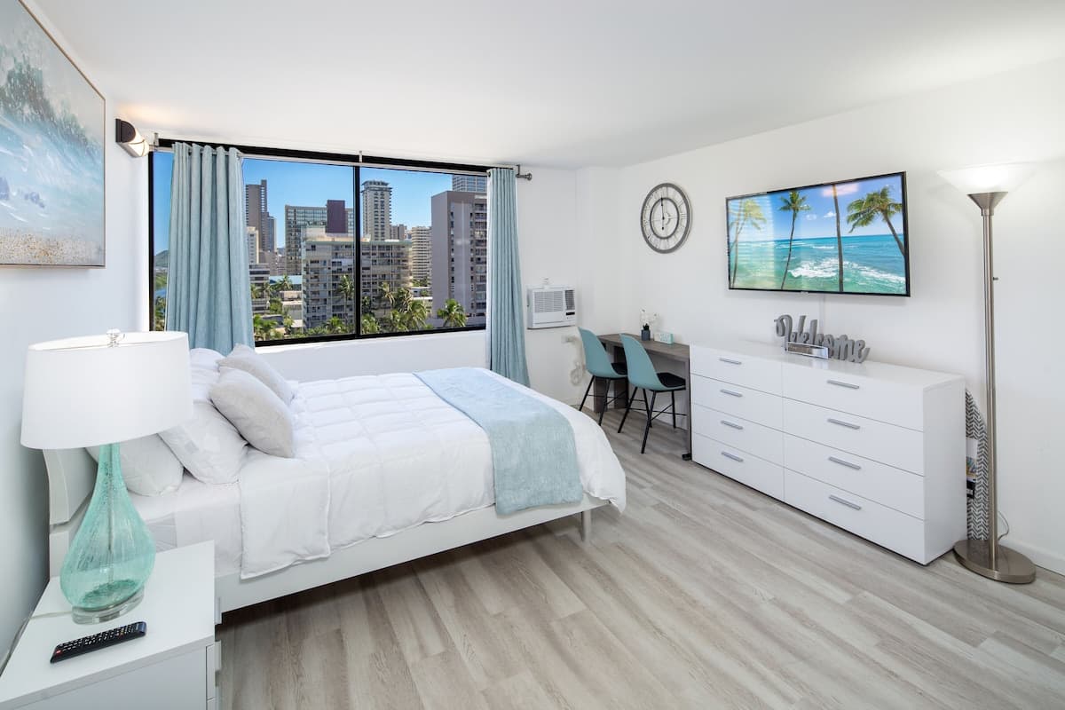 Condo in Honolulu · ★4.65 · Studio · 1 bed · 1 private bath - Photo 1