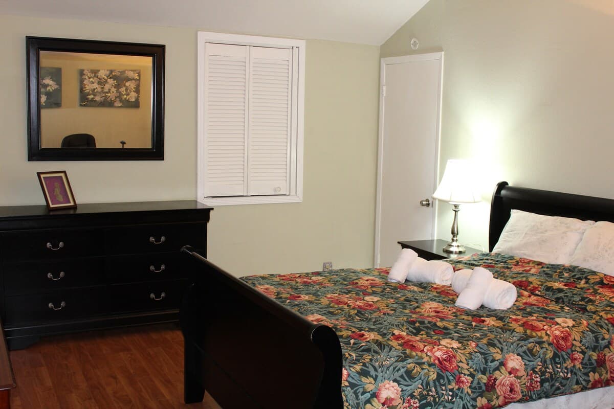SF & SJ Midpoint 4BR Home + Parking - Photo 5