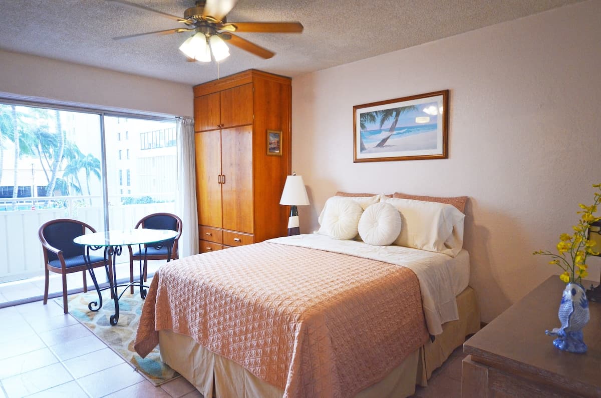 Condo in Honolulu · ★4.49 · Studio · 1 bed · 1 bath - Photo 2