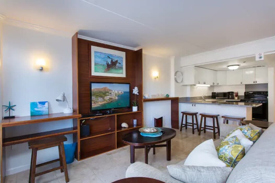 Condo in Honolulu · ★4.64 · 1 bedroom · 2 beds · 1 private bath - Photo 1