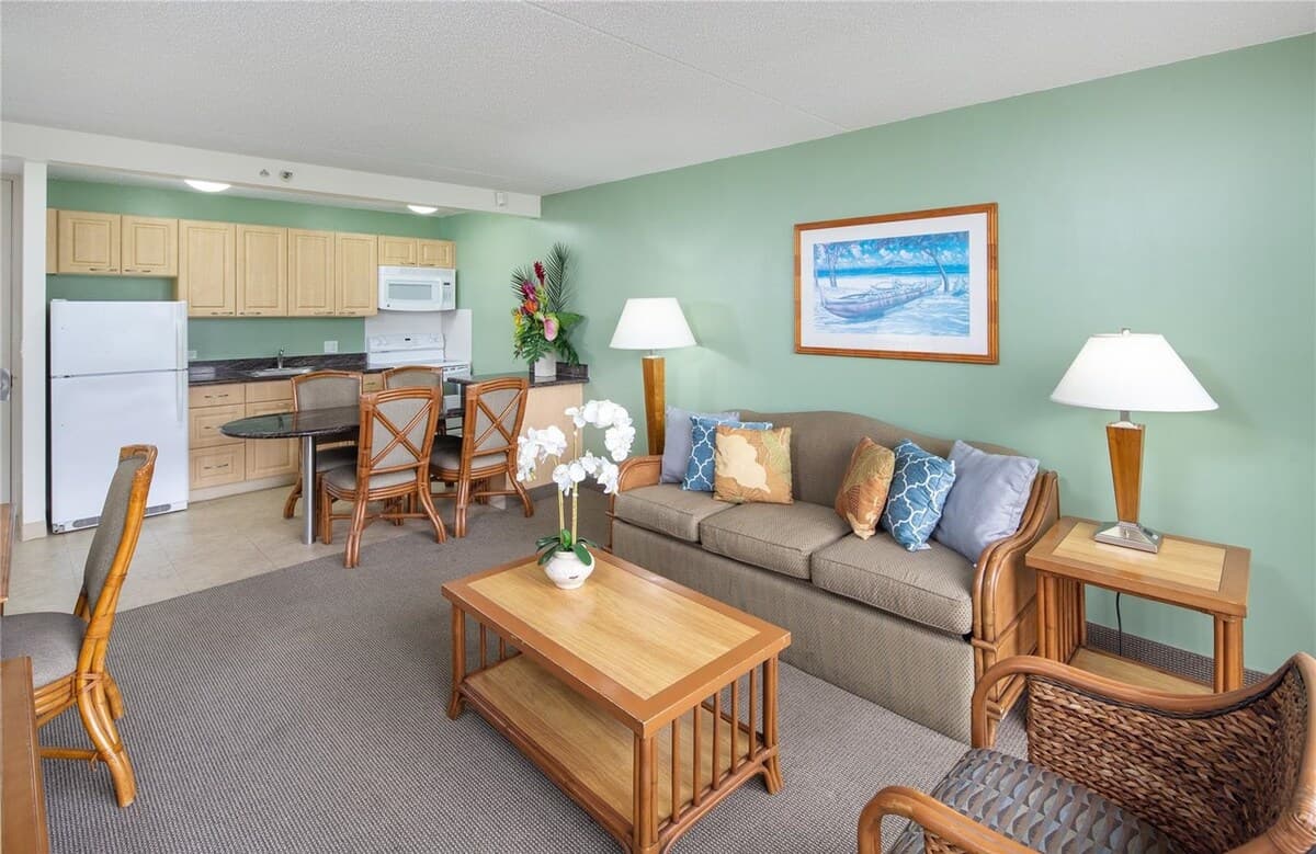 Condo in Honolulu · ★4.53 · 1 bedroom · 3 beds · 1 shared bath - Photo 3