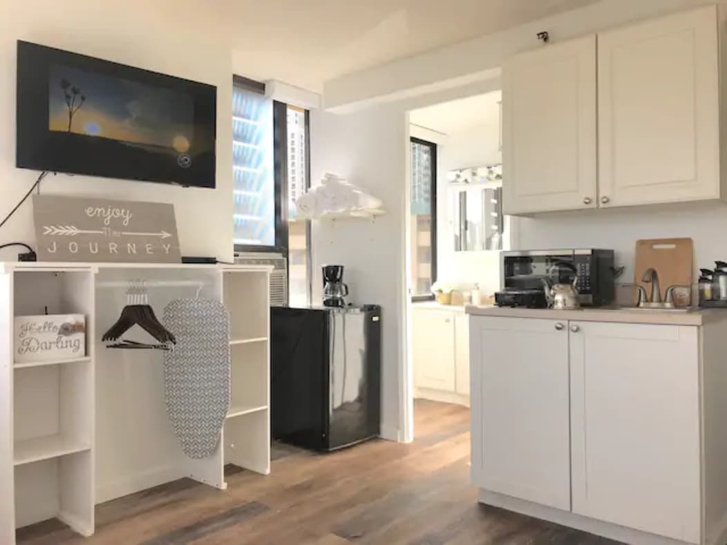 Condo in Honolulu · ★4.68 · Studio · 1 bed · 1 shared bath - Photo 2