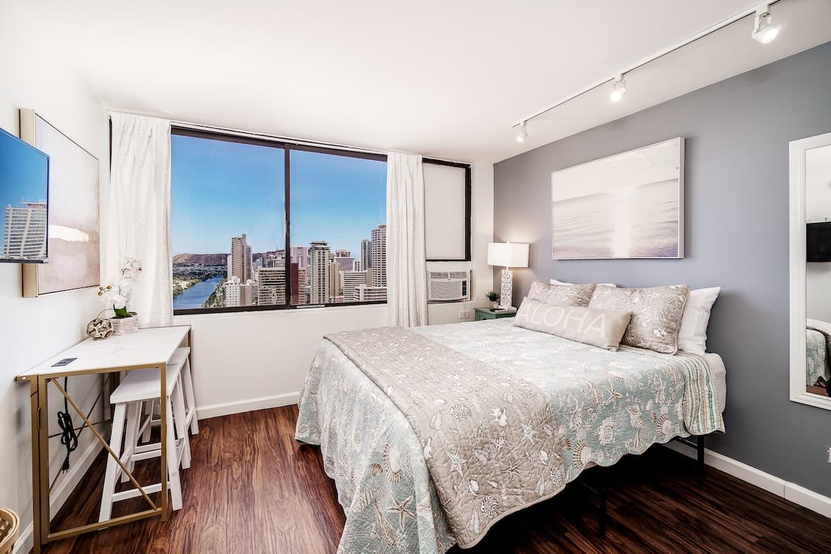 Condo in Honolulu · ★4.73 · Studio · 1 bed · 1 private bath - Photo 3