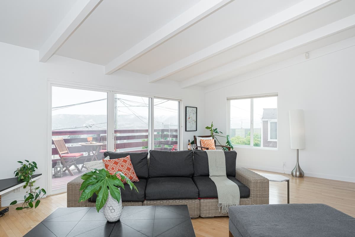 Bay & Mountain Views, Hot Tub, Shared Upper Floor - Photo 4