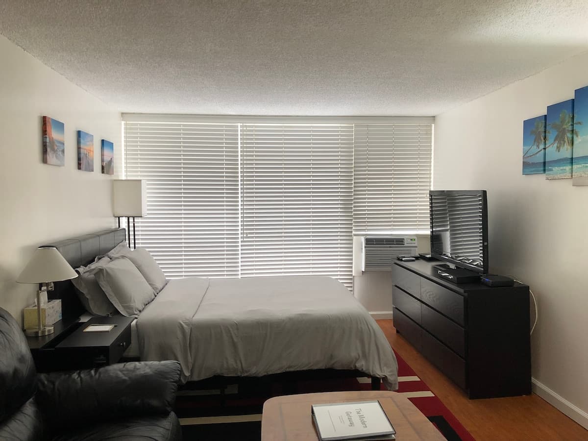 Condo in Honolulu · ★4.86 · Studio · 1 bed · 1 private bath - Photo 4