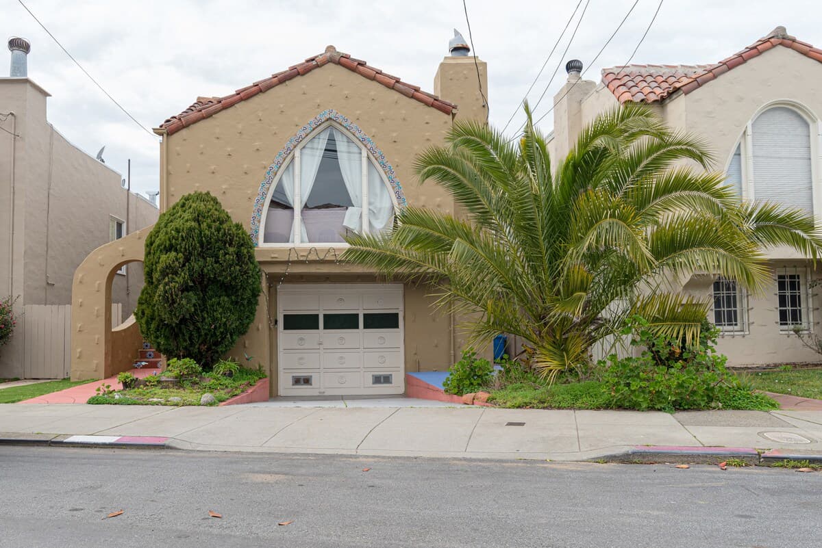 Relaxed 3B/2Ba Home with Private Parking - Photo 2