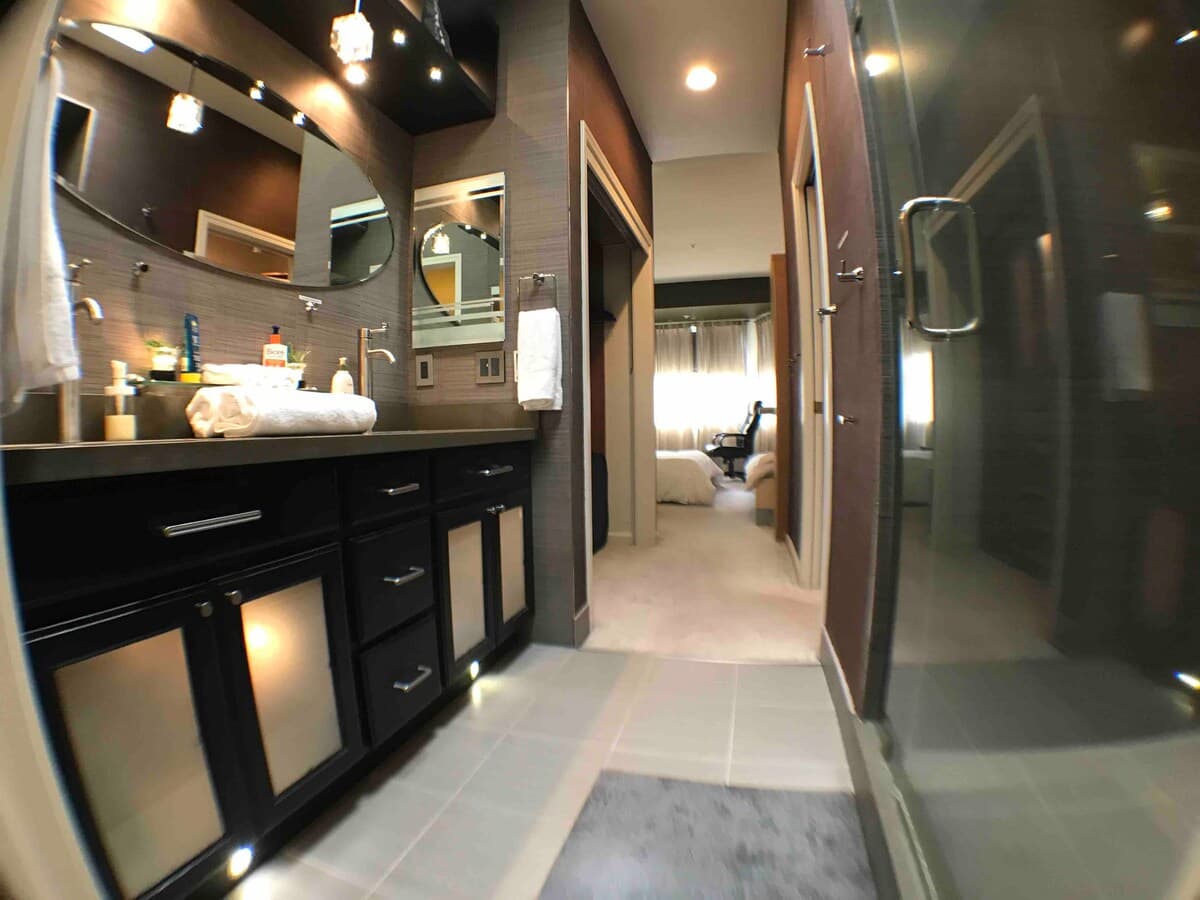 Spa-like home with heated floors & jetted tub - Photo 1