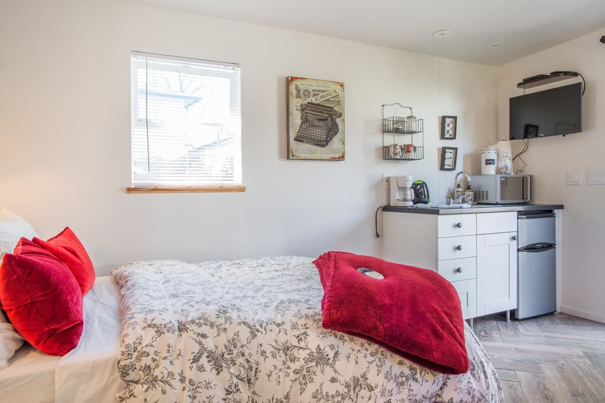 Charming Backyard Cottage in Sunnyvale Garden - Photo 4