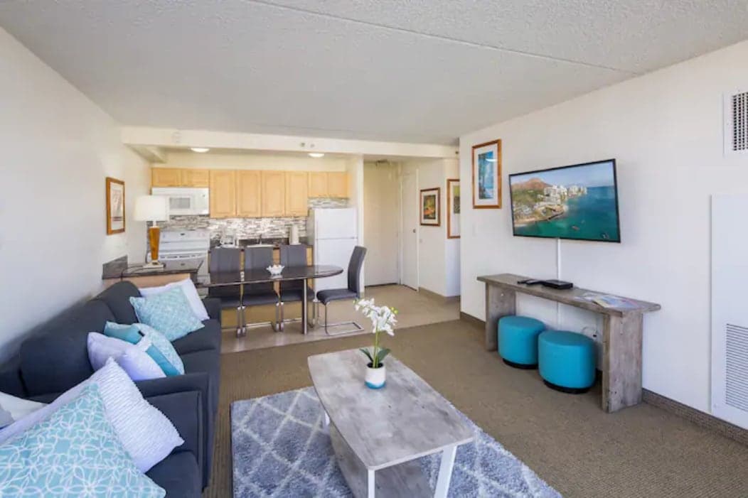 Condo in Honolulu · ★4.61 · 1 bedroom · 3 beds · 1 private bath - Photo 5