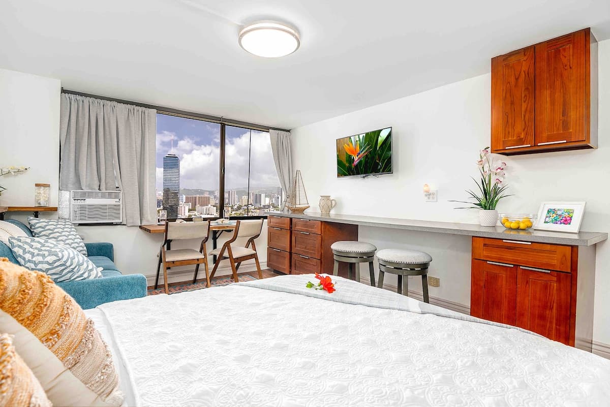 Condo in Honolulu · ★4.72 · Studio · 2 beds · 1 private bath - Photo 3