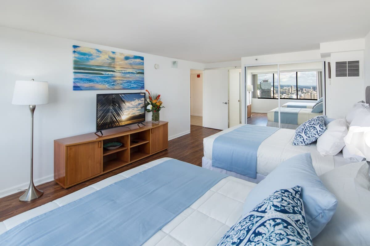 Condo in Honolulu · ★4.58 · 2 bedrooms · 5 beds · 2 private baths - Photo 3