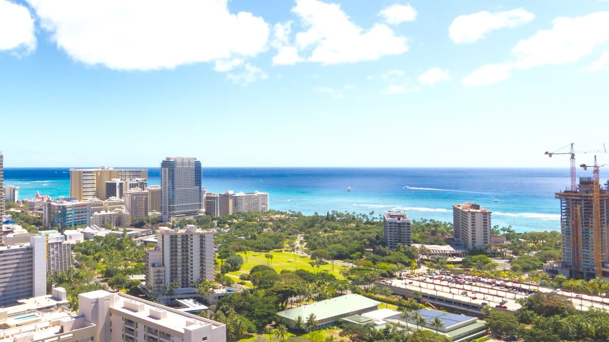 Condo in Honolulu · ★4.55 · 2 bedrooms · 4 beds · 2 private baths - Photo 2
