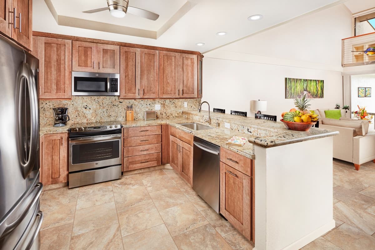 Condo in Kailua-Kona · ★4.96 · 3 bedrooms · 4 beds · 3 baths - Photo 4