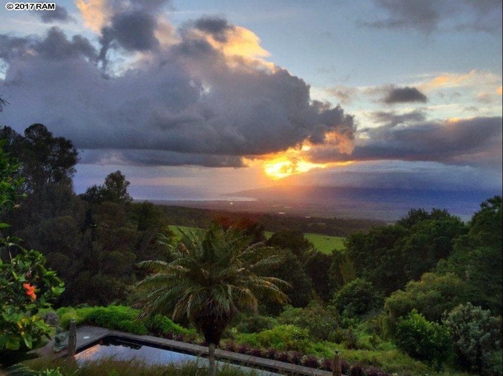 Rustic Upcountry retreat with breathtaking views! - Photo 1