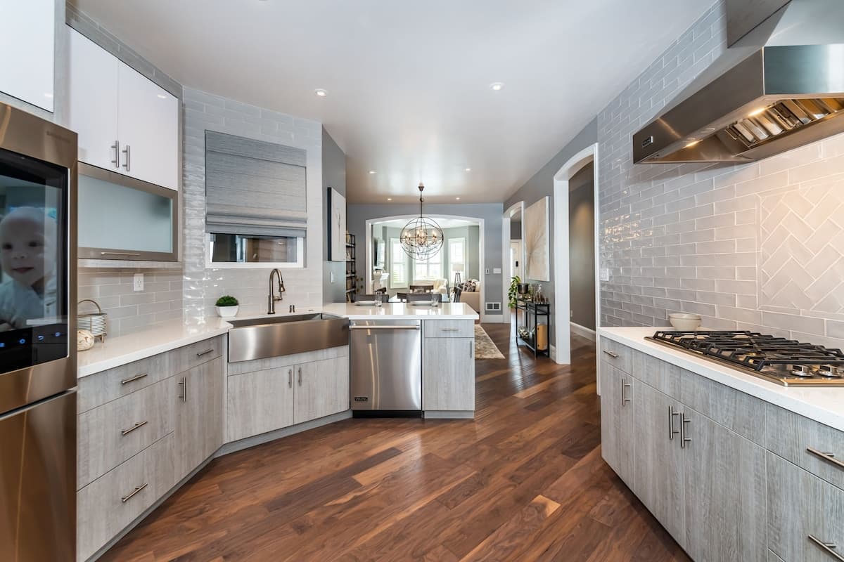 Edwardian 2BR with Chef's Kitchen & Marble Bath - Photo 3