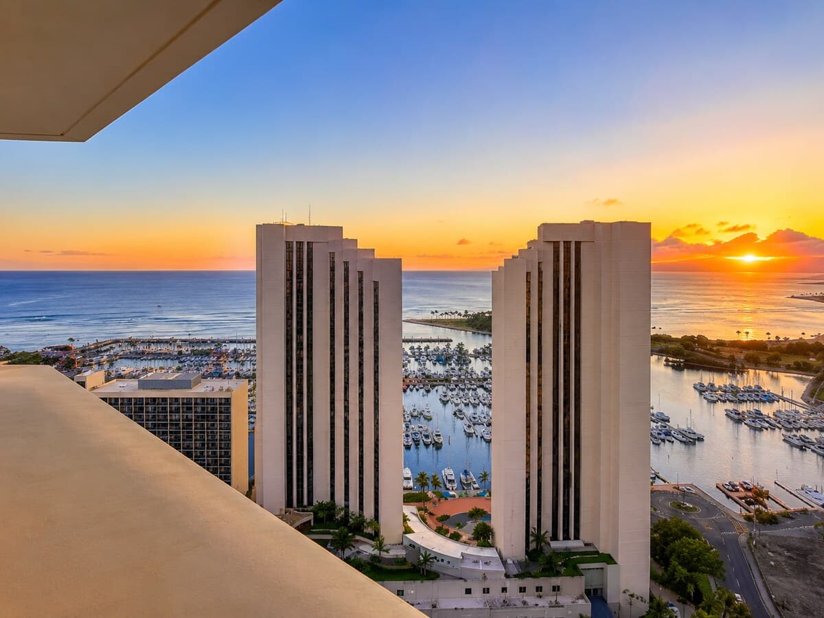 Condo in Honolulu · ★4.77 · 1 bedroom · 2 beds · 1 private bath - Photo 4