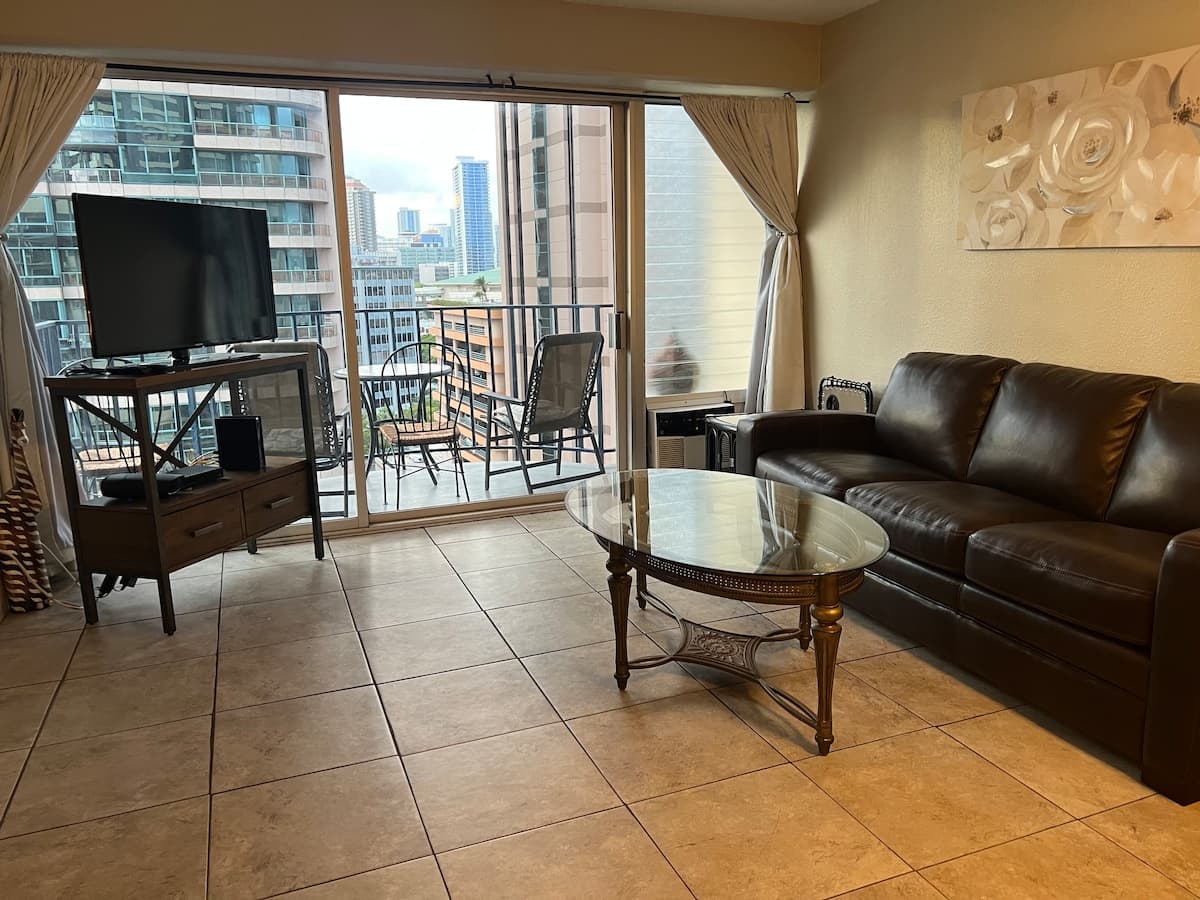 Condo in Honolulu · ★4.71 · 2 bedrooms · 1 private bath - Photo 1