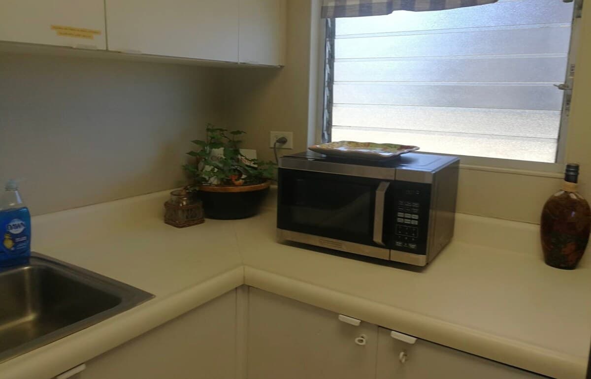 Condo in Honolulu · ★4.71 · 2 bedrooms · 1 private bath - Photo 3